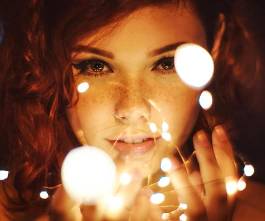 Mujer de cabello pelirrojo mirando al frente